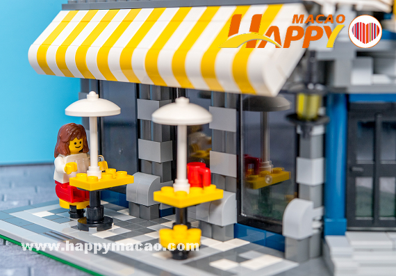 Lego_Modular_Building_Cafe_Corner_3