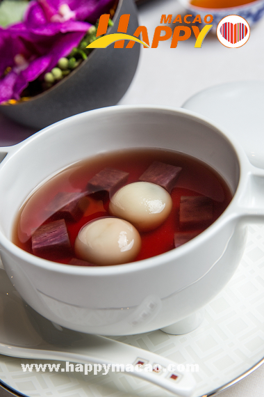 Sweetened_Ginger_Soup_with_Glutinous_Rice_Dumplings_and_Sweet_Potato_