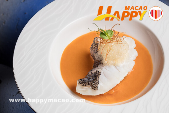 fc20180223macau676733-Simmered_Garoupa_Fillet_with_Birds_Nest_in_Lobster_Bisque_-_mid_res_1