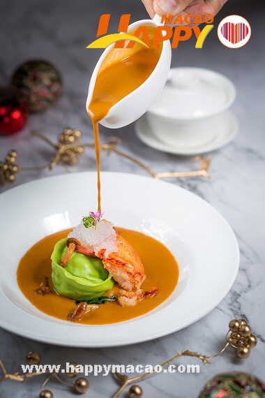 Lotus_Palace__-_Pan-fried_French_blue_lobster_claw_and_poached_lobster_ravioli_in_lobster_bisque_with_armagnac_